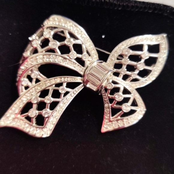 Rare New Swarovski Crystal Bow Brooch - Picture 3 of 8